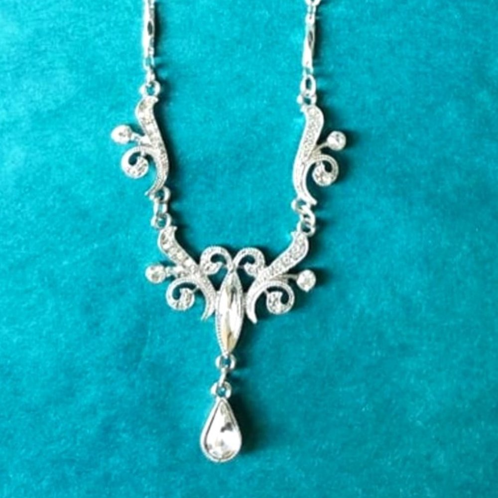 2/35$ NWT 1928 rhinestones and silver tone necklace